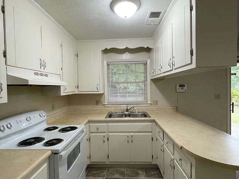 4912 Rosehill Rd — Photo 2