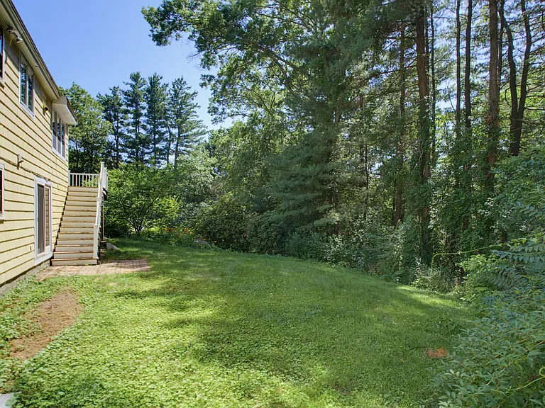 37 Woodbury Rd — Photo 20