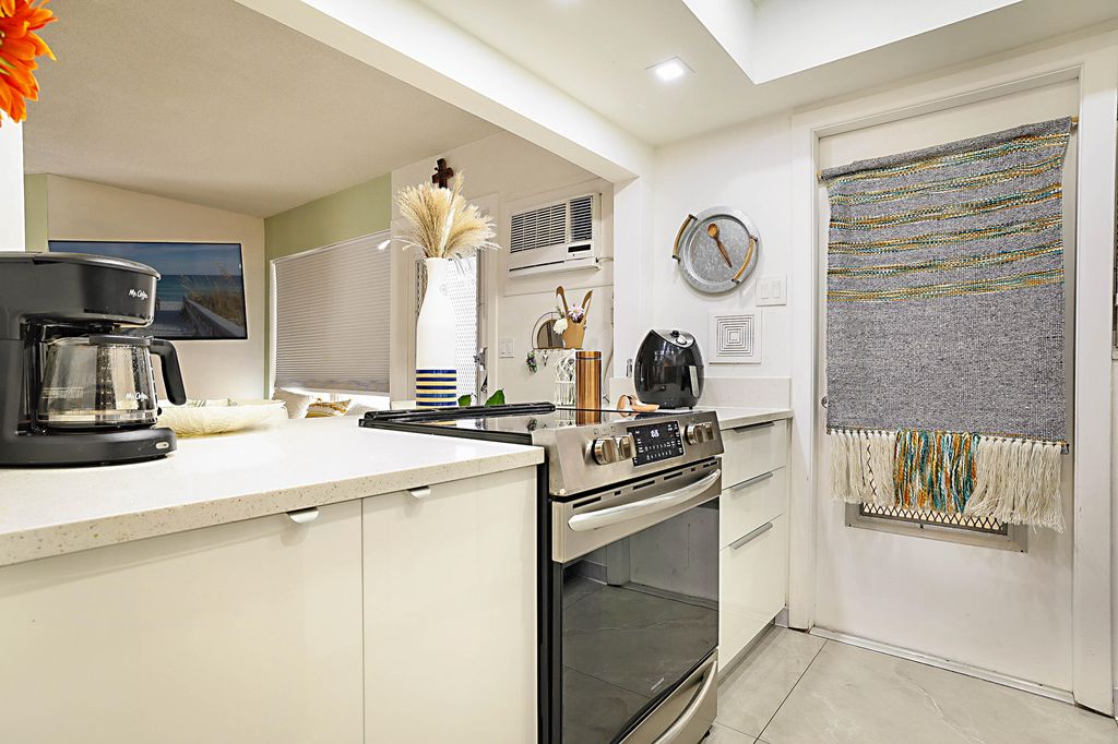 1110 N Riverside Drive #12B, photo 3