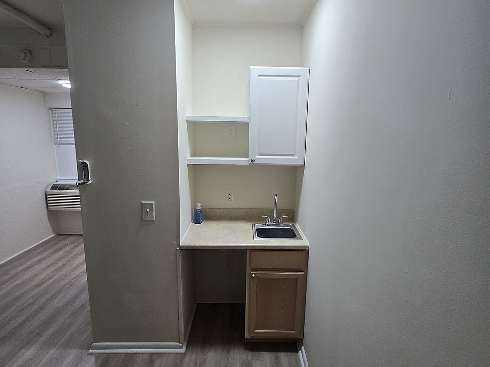 1st image of 3200 W 9th St