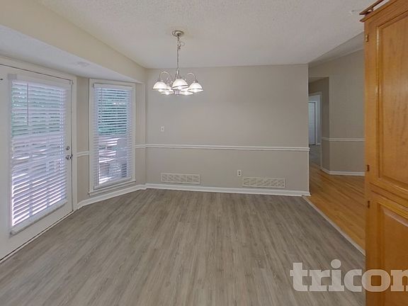 4th image of 296 Whitney Ln