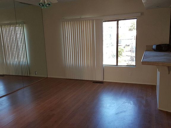 LIVING ROOM WITH MIRRORED WALL