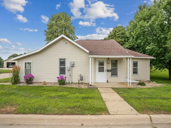 418 Adams St SE, Cascade, IA 52033