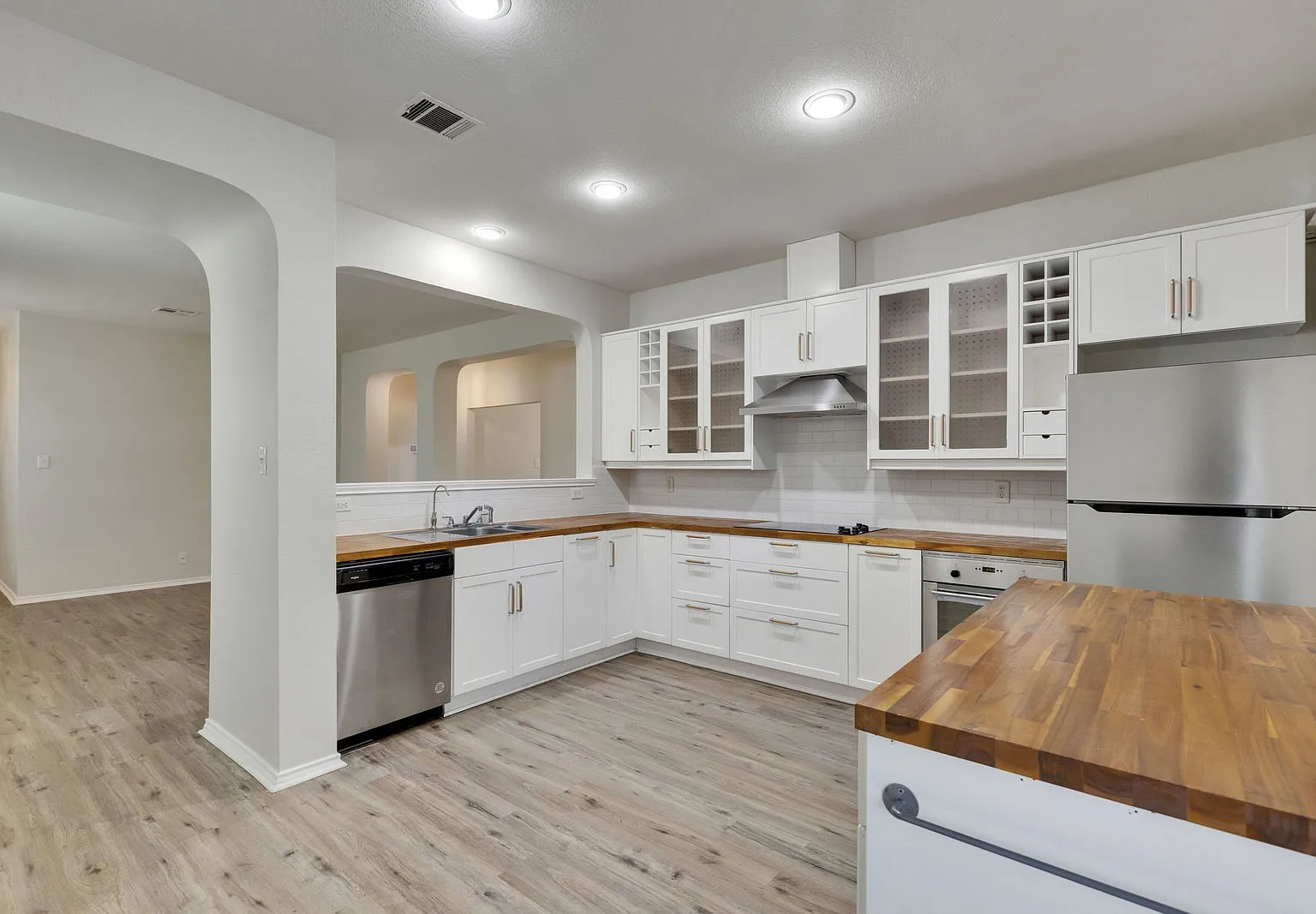 3 bed, 2.0 bath, 1359 sqft, $1,700 — Photo 2