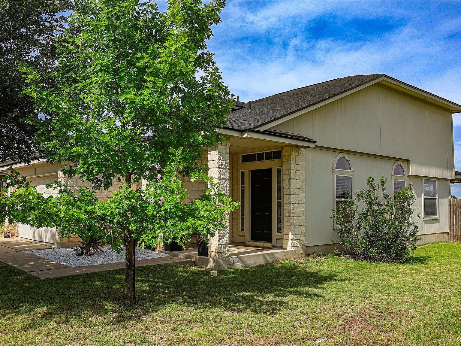 3 bed, 2.5 bath, 1713 sqft, $2,100 — Photo 3