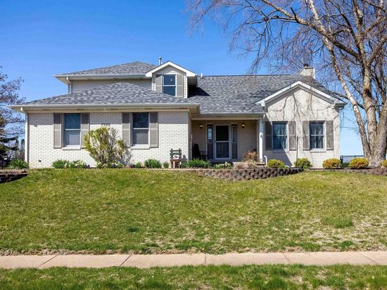 1520 W 44th Ct, Davenport, IA 52806