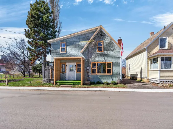 9 Douglas St, Charlottetown, PE C1A 2H9