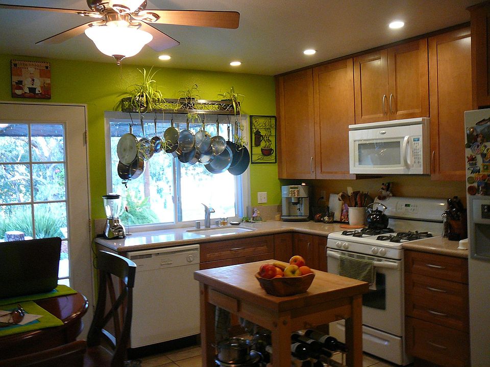 Bright Kitchen 