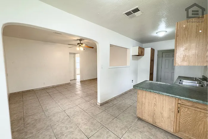 2517 E Culver St — Photo 12