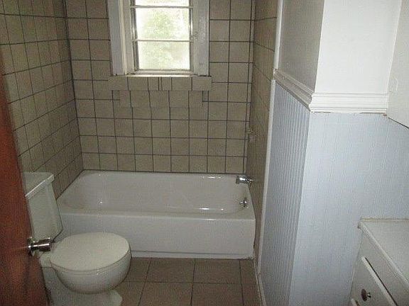 4th image of 3322 SE Lansing Ave