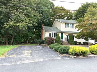 19 Woodcrest Dr, Johnston, RI 02919