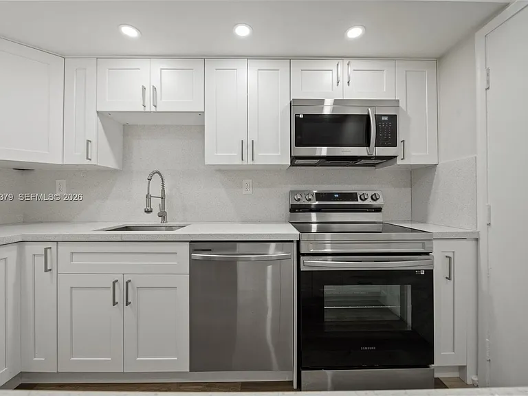 8107 SW 72nd Ave #410E — Photo 9