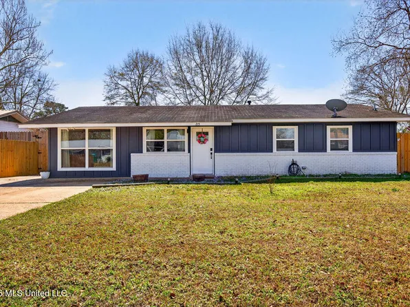 215 Maple Dr, Ocean Springs, MS 39564