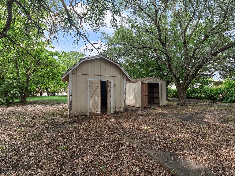 512 E Willow Ln — Photo 7