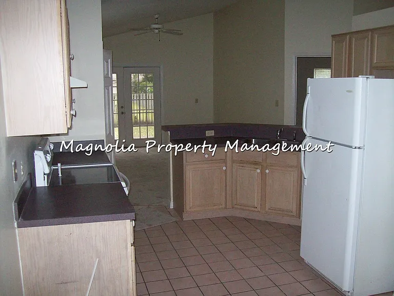 1322 Carlson Dr — Photo 4