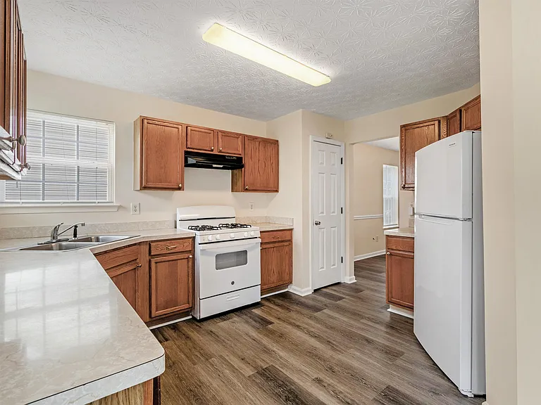 310 Sarasota Ln — Photo 10