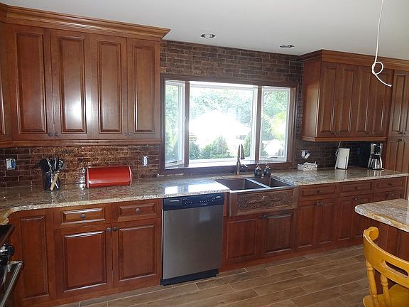 3rd image of 19 Dewberry Pl