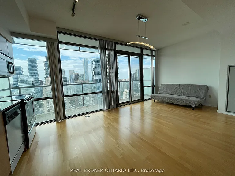 37 Grosvenor St #3105 — Photo 3
