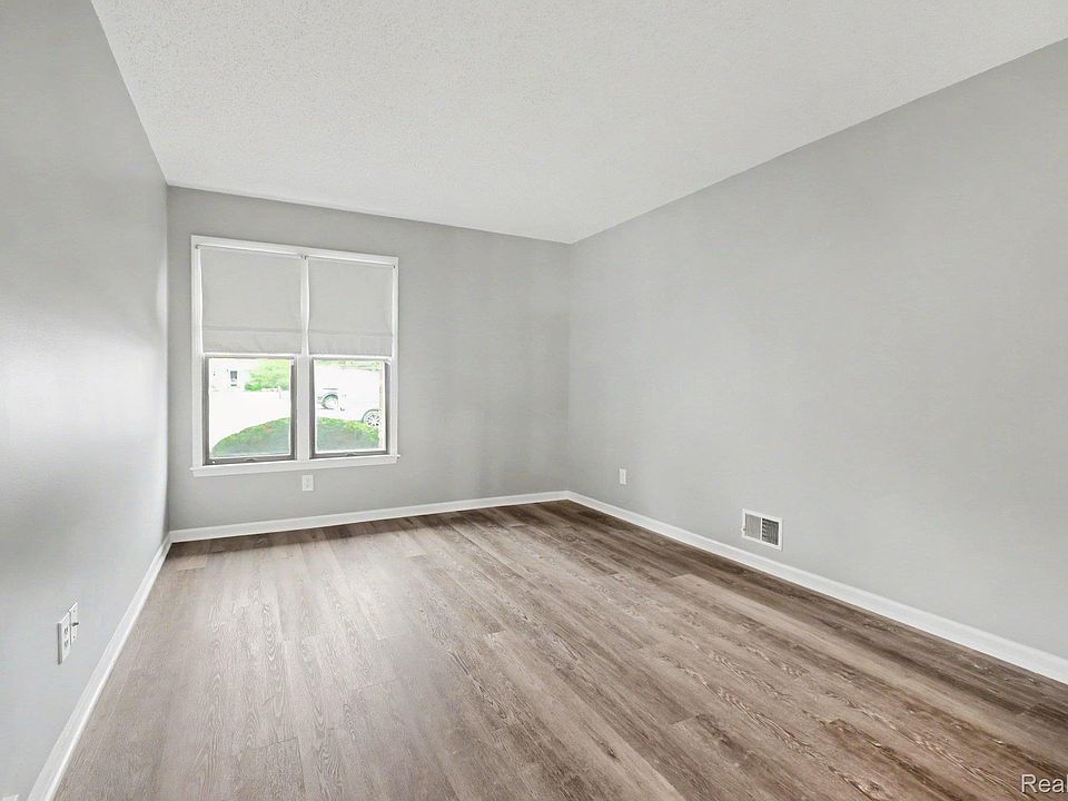 22767 Garfield St #16, photo 9