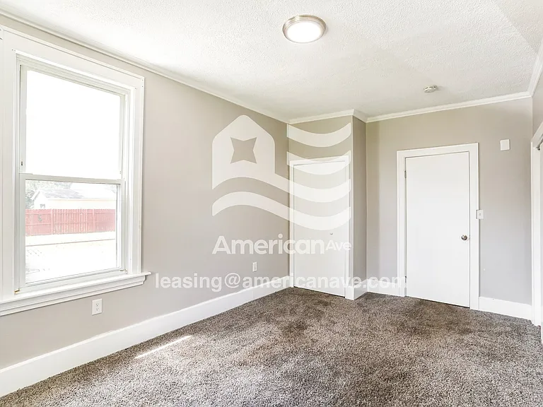1352246_011_bedroom_11.jpg