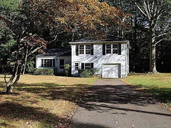 Exterior front picture w/driveway and one car garage.