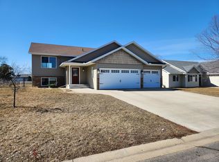 1012 Waters Edge Cir, Avon, MN 56310