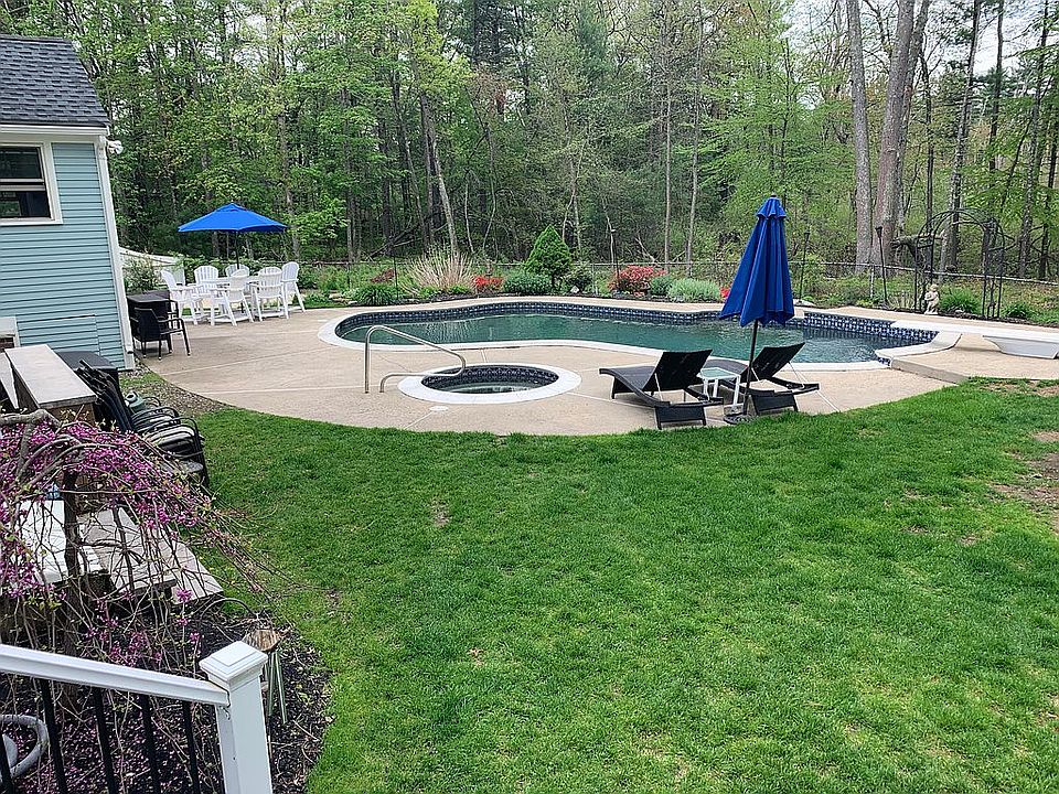 2nd image of 10 Brook Meadow Ln