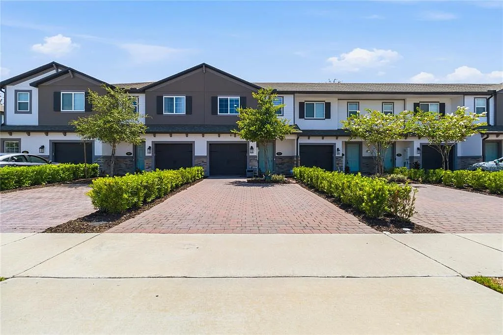 3 bed, 2.5 bath, 1587 sqft, $2,200 — Photo 2