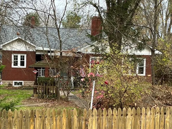 7364 Pike St, Mineral Wells, WV 26150