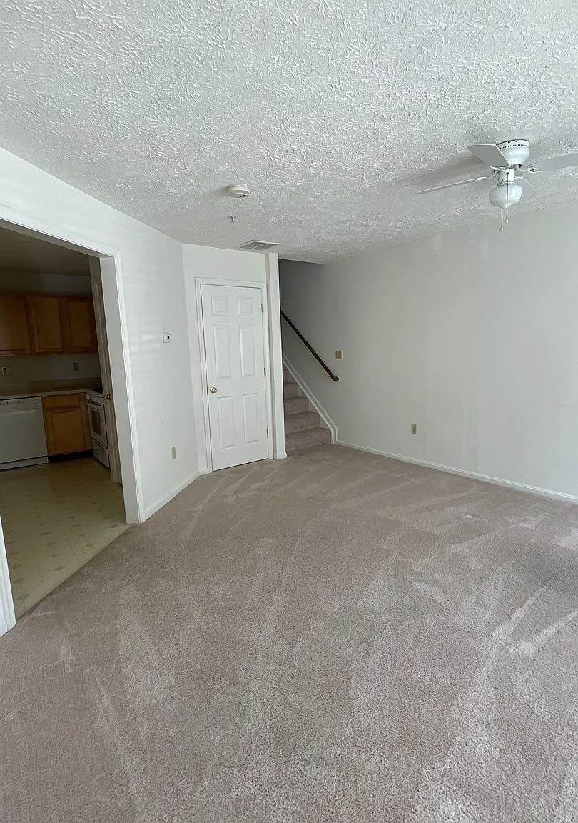 Available November 21st! 3 bedroom, 2 bath back to back townhome condo — Photo 4