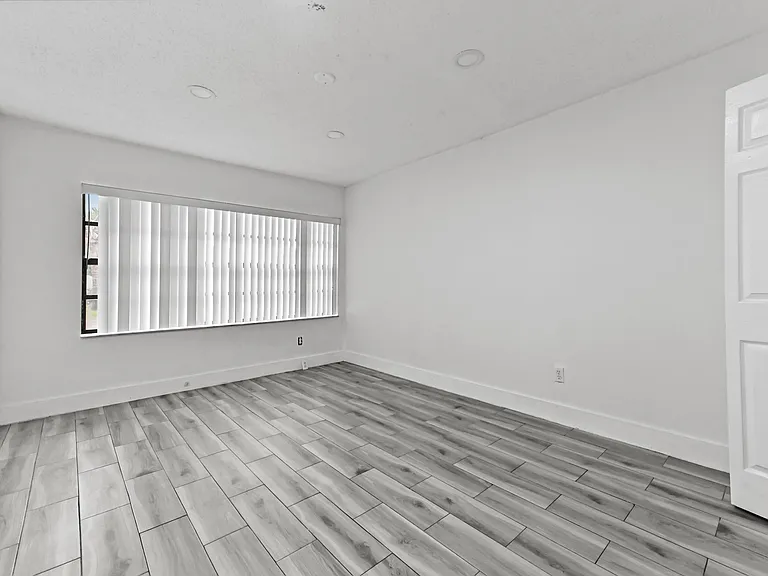 1390 Summit Run Cir — Photo 15