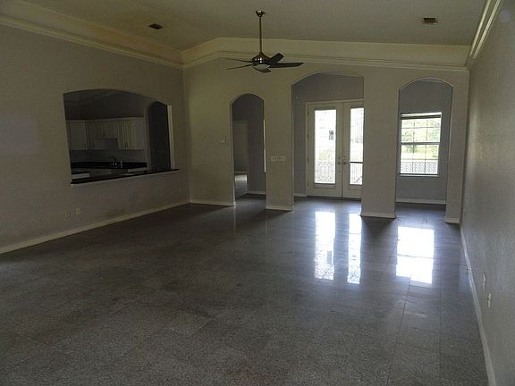 3rd image of 255 Circle Dr E