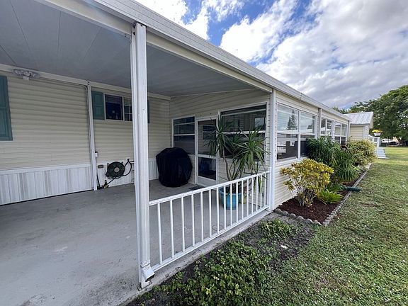 4th image of 3021 SW 52nd Ave