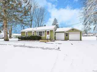 377 Pond St, Pinckney, MI