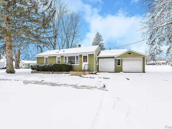 377 Pond St, Pinckney, MI 48169