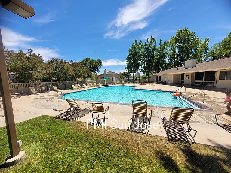 1260 Crescent Ter — Photo 22