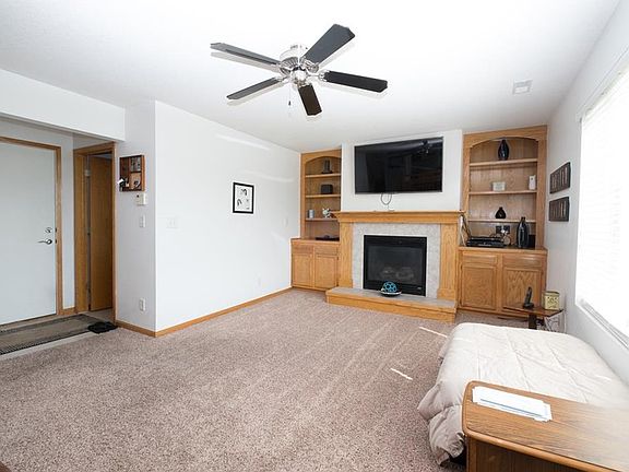 4th image of 555 SE Crabapple Dr