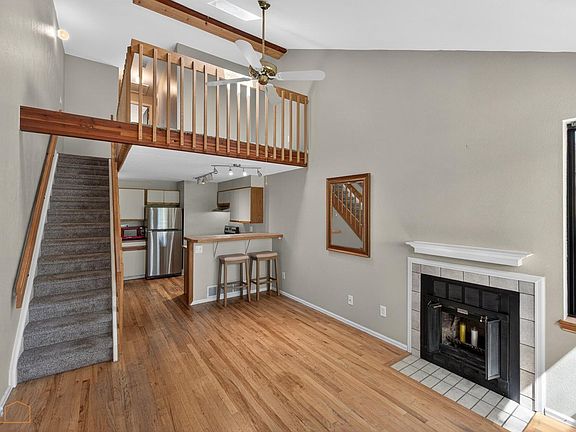 4th image of 366 S Taft Ct