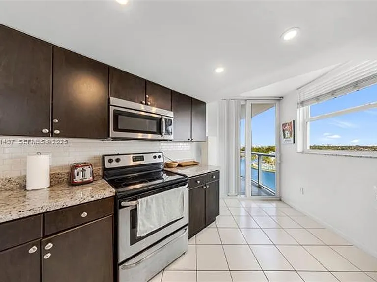 5880 Collins Ave #1007 — Photo 7