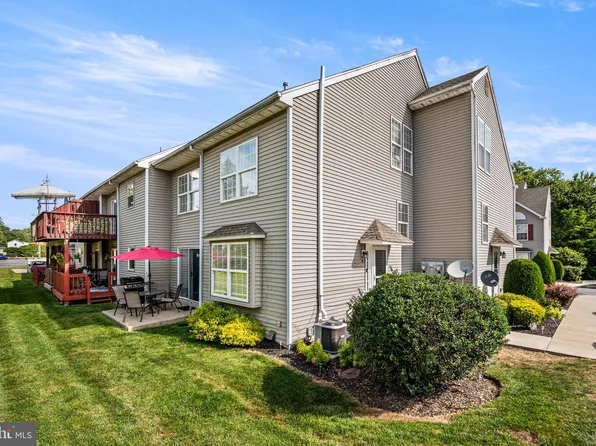 16 Horseshoe Dr, Douglassville, PA 19518