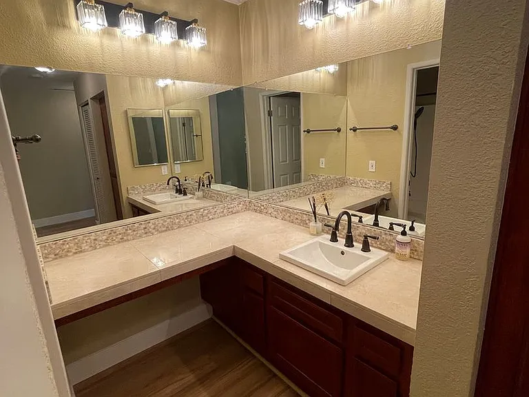 325 N Melrose Dr #H — Photo 17