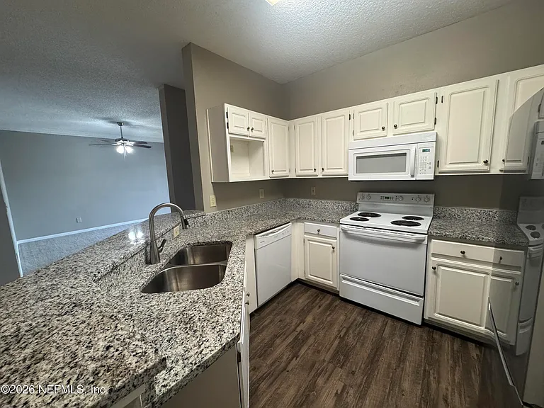 10000 Gate Pkwy #1323 — Photo 4