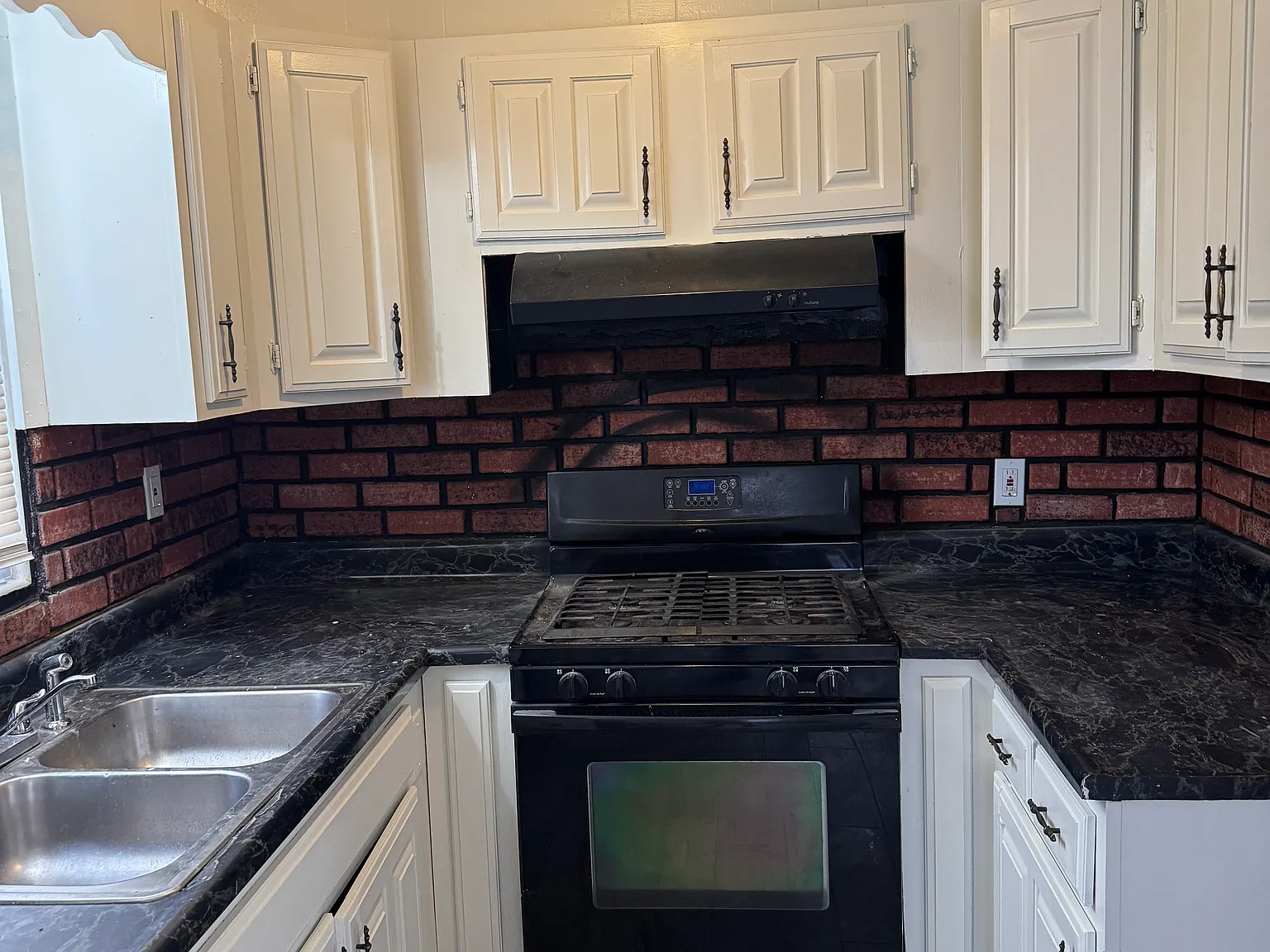 3 bed, 924 sqft, $1,200 — Photo 3