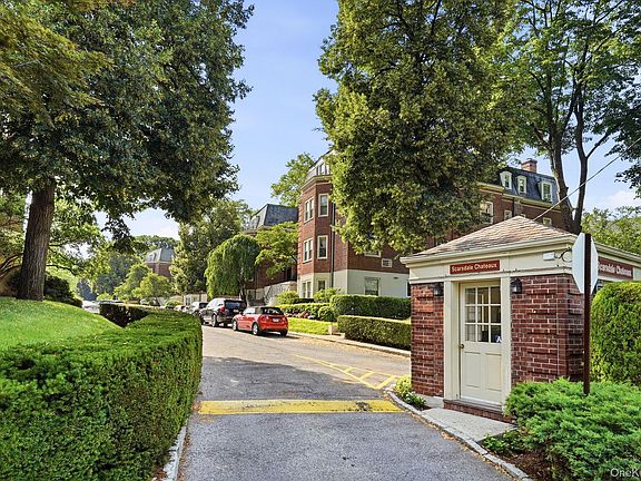 2nd image of 7 Chateaux Circle #7x
