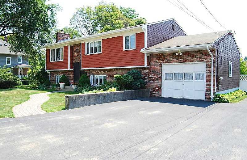 1st image of 225 Vincent Ave