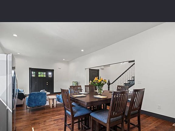 5th image of 136 College St