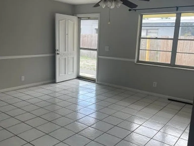 4425 Steven Rd W — Photo 3