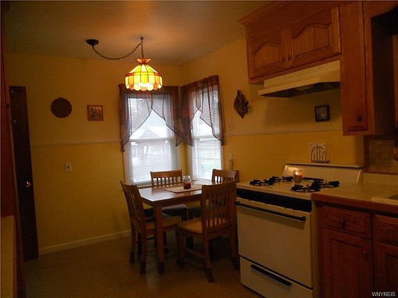 3rd image of 224 Jamestown St
