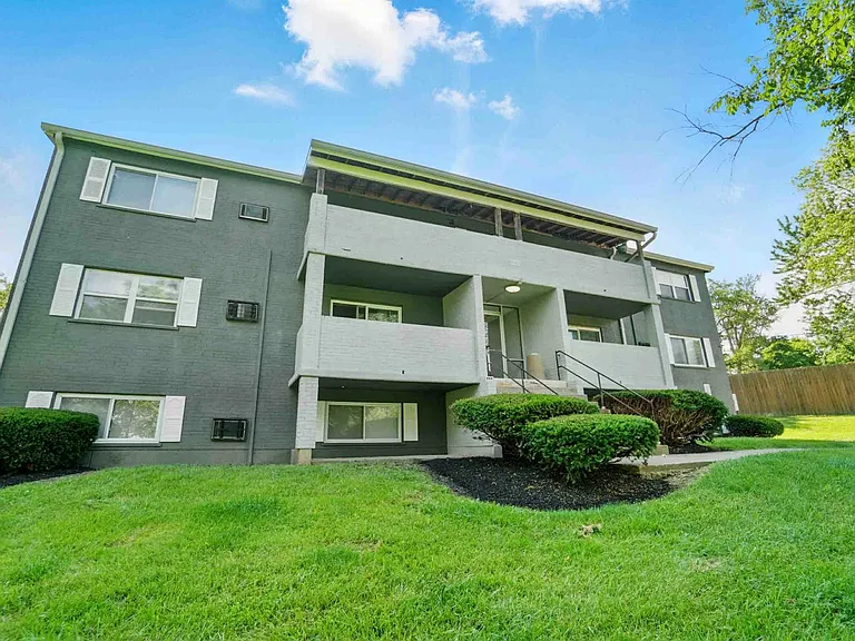 Meadowbrook Apartments — Photo 9