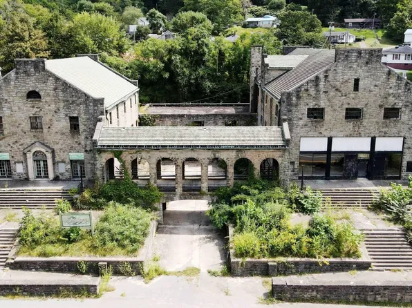 10565 River Rd, Mullens, WV 25882